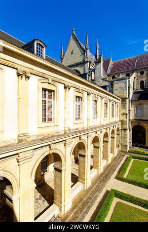 Francia, Marna, Reims, Museo di Saint Remi nell'ex abbazia reale di Saint Remi e Basilica, dichiarata Patrimonio dell'Umanità dall'UNESCO, il chiostro Foto Stock