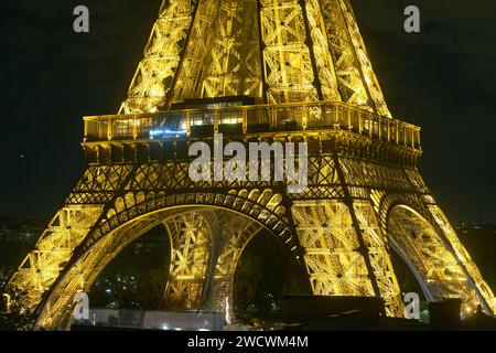 Francia, Parigi, vista della Torre Eiffel dalla terrazza del 10e Ciel, effimero tapas bar al 10° piano dell'hotel Pullman Paris Tour Eiffel Foto Stock