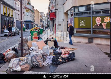 Francia, Parigi, distretto di Grenelle, spazzatura sui marciapiedi durante lo sciopero dei collezionisti di rifiuti nel marzo 2023 Foto Stock