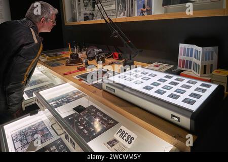 Francia, Parigi, quartiere Saint Thomas d'Aquin, Museo Maillol, mostra del fotografo Elliott Erwitt, tavolo leggero e banco da lavoro, diapositive e fogli di contatto Foto Stock