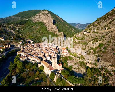 Francia, Alpes de Haute Provence; villaggio di Entrevaux, etichettato Les Plus Beaux Villages de France (i più bei villaggi della Francia), la città medievale, fortificata da Vauban e la cattedrale di nostra Signora dell'assunzione domina un'ansa del fiume Var Foto Stock