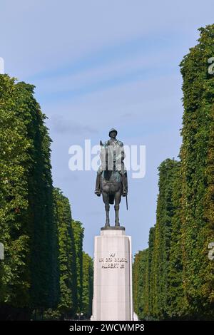 Francia, Parigi, cours la Reine vicino a Place de la Concorde, statua equestre del terzo re del Belgio, Alberto i Foto Stock