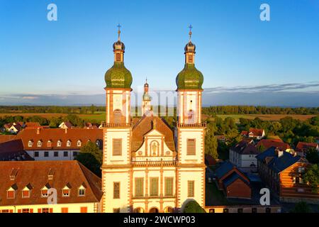 Francia, basso Reno, Ried, Ebersmunster, chiesa abbaziale di Saint Maurice del 18 ° secolo e barocco tedesco (vista aerea) Foto Stock