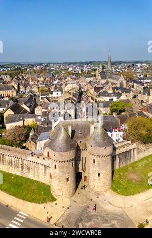 Francia, Loira Atlantica, Parc Naturel Regional de la Briere (Parco naturale regionale di Briere), Presqu'ile de Guerande (penisola di Guerande), Guerande, fortificazioni che circondano la città, porte St Michel (porta di St Michel) e chiesa collegiata di Saint Aubin (vista aerea) Foto Stock