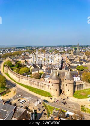 Francia, Loira Atlantica, Parc Naturel Regional de la Briere (Parco naturale regionale di Briere), Presqu'ile de Guerande (penisola di Guerande), Guerande, fortificazioni che circondano la città, porte St Michel (porta di St Michel) e chiesa collegiata di Saint Aubin (vista aerea) Foto Stock