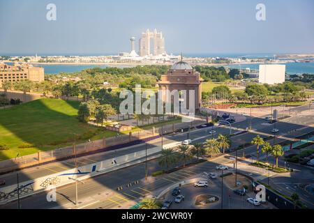 Abu Dhabi, Emirati Arabi Uniti - 4 dicembre 2023: Vista aerea del cancello dell'Emirates Palace e dell'hotel Rixos sullo sfondo ad Abu Dhabi, Emirati Arabi Uniti. Foto Stock