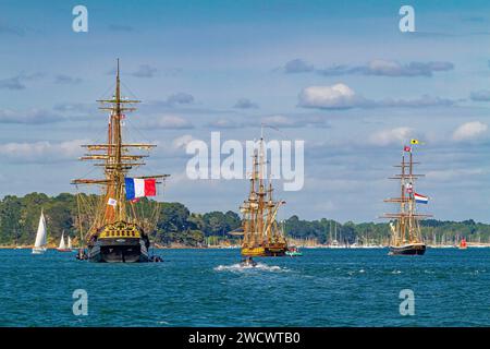 Francia, Morbihan, Golfo di Morbihan, etoile du Roy, barque a tre alberi, Shtandart, piazza a tre alberi e Morgenster, brig, edizione 2023 della Gulf Week Foto Stock