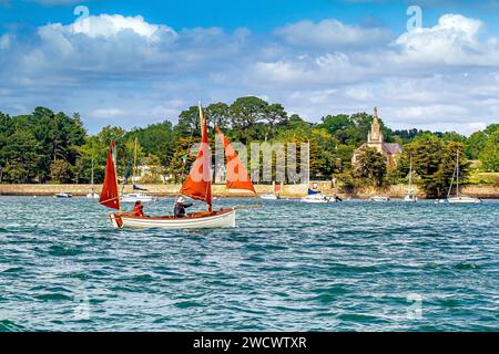 Francia, Morbihan, Golfo di Morbihan, Arradon, Amelie, sbadiglio nella terza barca a vela di fronte alla cappella di Saint-Joseph de Penboc'h, edizione 2023 della Gulf Week Foto Stock