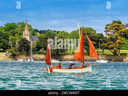 Francia, Morbihan, Golfo di Morbihan, Arradon, Amelie, sbadiglio nella terza barca a vela di fronte alla cappella di Saint-Joseph de Penboc'h, edizione 2023 della Gulf Week Foto Stock