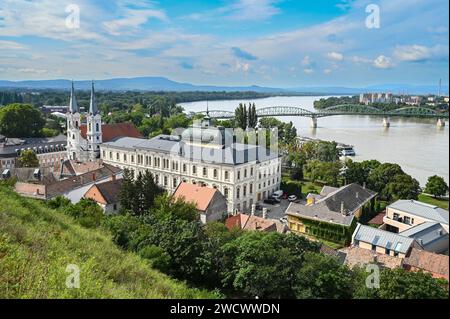 Ungheria, Esztergom, sulla Euro bike 6, la chiesa cattolica e la Danibeview dalla spianata della basilica Foto Stock