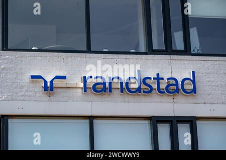 Marchio e logo sulla facciata dell'edificio degli uffici locali dell'agenzia di reclutamento Randstad Uitzendbureau, Hilversum, Paesi Bassi Foto Stock