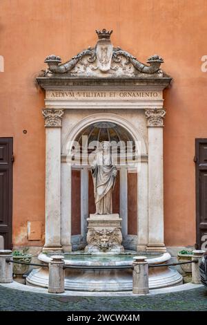 Italia, Lazio, Roma, Fontana in un cortile, Palazzo Ferrajoli Foto Stock