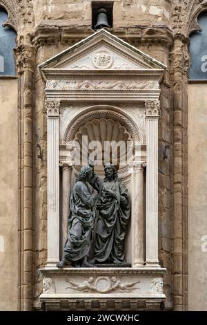 Italia, Toscane, Firenze, chiesa di Orsanmichele, statua del Cristo e San Tommaso di Andrea del Verrocchio Foto Stock