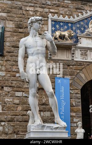 Italia, Toscane, Firenze, replica del David di Michelangelo di fronte a Palazzo Vecchio Foto Stock