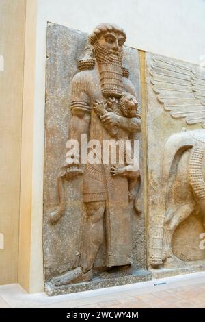 Francia, Parigi, museo del Louvre, dipartimento di antichità orientali, ala Richelieu, sala 239, Corte di Khorsabad, Lamassus dal Palazzo Khorsabad, Toro Androcefalico alato, periodo neo-assiro Foto Stock