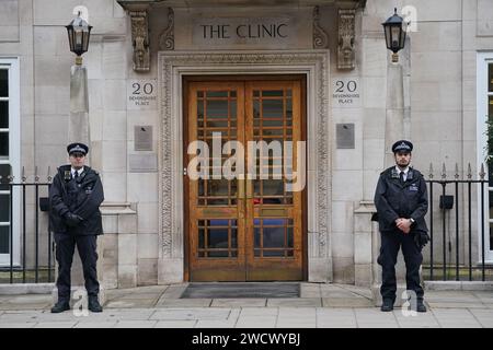 Agenti di polizia fuori dalla London Clinic, nel centro di Londra, dove la principessa del Galles si sta riprendendo dopo aver subito un intervento chirurgico addominale di successo, Kensington Palace ha annunciato. Data foto: Mercoledì 17 gennaio 2024. Foto Stock