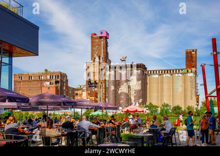 Canada, provincia di Quebec, Montreal, i dintorni del canale di Lachine nella parte occidentale della città, i silos dell'ex fabbrica di Canada Malting Co, il bar ristorante della birreria McAuslan in rue Saint-Ambroise, la terrazza estiva Foto Stock