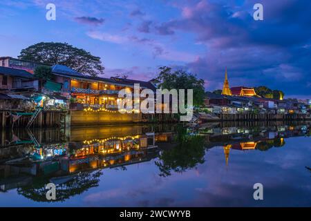 Tailandia, Chanthaburi, Chanthaboon Waterfront Community fiancheggiata da edifici storici lungo il fiume Chanthaburi Foto Stock