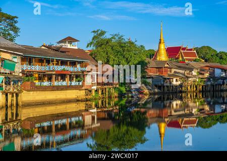 Tailandia, Chanthaburi, Chanthaboon Waterfront Community fiancheggiata da edifici storici lungo il fiume Chanthaburi Foto Stock