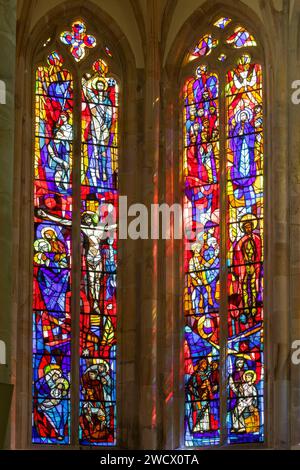 Francia, Vosgi, Charmes, chiesa di San Nicola costruita nel 1493 in stile Renaisssance, vetrata del coro realizzata nel 1962-1963 dai maestri vetrai della bottega Barillet di Parigi Foto Stock