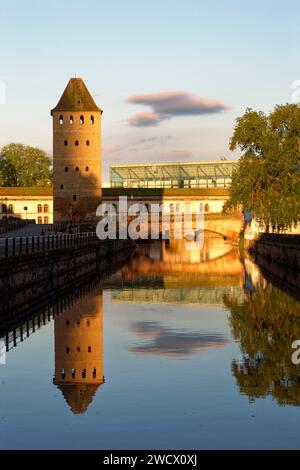 Francia, Bas Rhin, Strasburgo, città vecchia elencati come patrimonio mondiale dall' UNESCO, quartiere Petite France, ponti coperto oltre il fiume Ill e Musee d'Art Moderne et Contemporain de Strasbourg anche chiamato MAMCS (Museo di Arte Moderna e Contemporanea di Strasburgo) dall'architetto Adrien Fainsilber Foto Stock