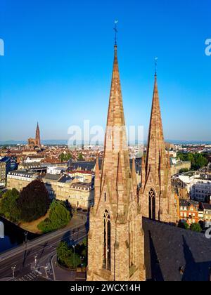 Francia, Bas Rhin, Strasburgo, quartiere di Neustadt risalente al periodo tedesco, dichiarato Patrimonio dell'Umanità dall'UNESCO, chiesa di San Paolo, ex chiesa di guarnigione protestante (1897) e cattedrale di Notre Dame sullo sfondo Foto Stock