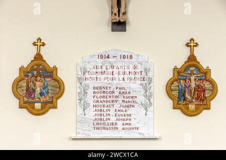 Francia, Meurthe et Moselle, Dommarie Eulmont, chiesa della Natività della Vergine, targa in memoria delle persone uccise durante la prima guerra mondiale e fasi della via Crucis Foto Stock