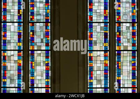 Francia, Vosgi, Charmes, chiesa di San Nicola costruita nel 1493 in stile Renaisssance, vetrata realizzata dai maestri vetrai del laboratorio Barillet di Parigi nel 1962-1963 che rappresentano motivi geometrici Foto Stock