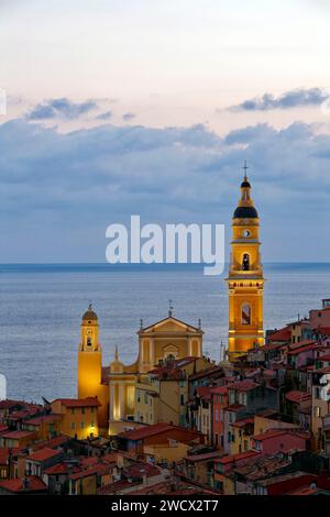 Francia, Alpi marittime, Costa Azzurra, Mentone, la città vecchia dominata dalla basilica di Saint Michel Archange Foto Stock