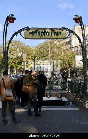 Francia, Parigi, stazione della metropolitana Pere-Lachaise con insegna Art Nouveau di Hector Guimard Foto Stock