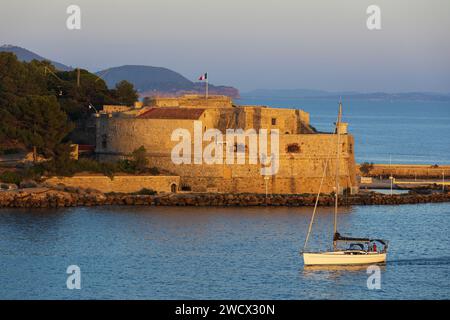 Francia, Var, Tolone, Pointe du Pipary, la Tour Royale e una barca a vela Foto Stock