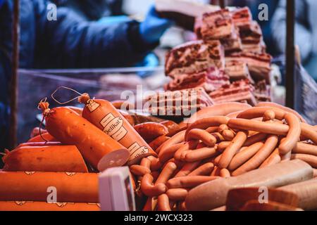 Assortimento di vari tipi di carne, salsicce affumicate, strutto, pancetta e salumi in un mercato di Street food Foto Stock