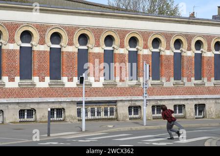 Francia, Nord, Dunkirk, attraversamento pedonale di fronte all'ex Bains Dunkerquois (1896) in stile moresco secondo i progetti degli architetti Louis Gilquin, Charles Boidin e Albert Baert con piscina, lavatoi, vasche da bagno... Foto Stock