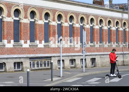 Francia, Nord, Dunkirk, scooter sull'attraversamento pedonale di fronte all'ex Bains Dunkerquois (1896) in stile moresco secondo i piani degli architetti Louis Gilquin, Charles Boidin e Albert Baert con piscina, lavatoi, vasche da bagno... Foto Stock