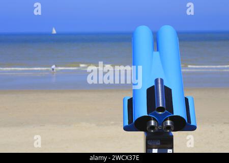 Francia, Nord, dintorni di Dunkerque, Bray-Dunes, spiaggia, binocolo turistico Galaxy con una barca a vela in lontananza Foto Stock