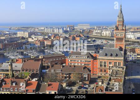 Francia, Nord, Dunkerque, vista dal Beffroi Saint-Éloi sull'Hôtel de Ville e il suo campanile (patrimonio dell'umanità dell'UNESCO), il porticciolo, il Grand Large eco-District e il Mare del Nord Foto Stock