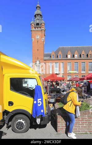 Francia, Nord, Dunkirk, Municipio del distretto di Rosendaël in stile neo-fiammingo risalente al 1936 e 1951, la piazza in un giorno di mercato Foto Stock