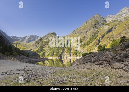 Francia, Isere (38), Bourg-d'Oisans, Lac du Lauvitel, il lago più grande del Parco Nazionale di Ecrins (alt: 1530 m) sul sentiero escursionistico GR 54, Tour di Oisans ed Ecrins Foto Stock