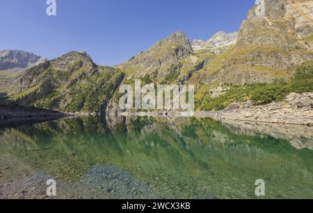 Francia, Isere (38), Bourg-d'Oisans, Lac du Lauvitel, il lago più grande del Parco Nazionale di Ecrins (alt: 1530 m) sul sentiero escursionistico GR 54, Tour di Oisans ed Ecrins Foto Stock