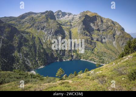 Francia, Isere (38), Bourg-d'Oisans, Lac du Lauvitel, il lago più grande del Parco Nazionale di Ecrins (alt: 1530 m) sul sentiero escursionistico GR 54, Tour di Oisans ed Ecrins Foto Stock