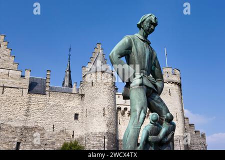 Lange Wapper, una statua di fronte a Het Steen, Anversa, Fiandre, Belgio, Europa Foto Stock