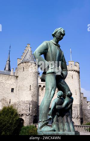Lange Wapper, una statua di fronte a Het Steen, Anversa, Fiandre, Belgio, Europa Foto Stock
