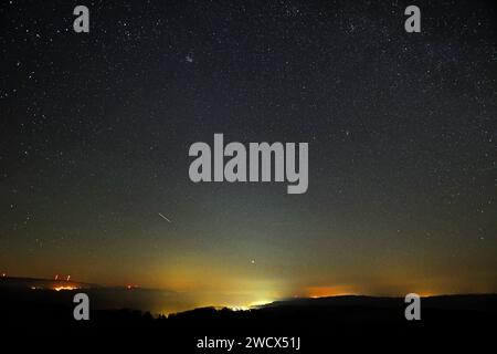 Francia, Doubs, Villars sous Ecot, inquinamento luminoso da una barriera stradale sulla A36 Foto Stock