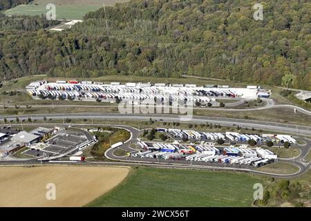 Francia, Doubs, Villars sous Ecot, parcheggio per veicoli pesanti sulla A36, vista aerea Foto Stock