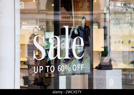 Negozio Russell & Bromley a gennaio con iscrizione in rilievo per sconti fino al 60% Foto Stock