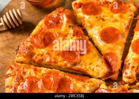 Pizza Pepperoni con miele caldo fatto in casa con formaggio e salsa Foto Stock