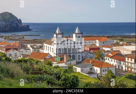 Portogallo, arcipelago delle Azzorre, isola di Pico, Lajes de Pico, vista dall'alto di questo villaggio con architettura coloniale di fronte all'oceano e alla chiesa della Santissima Trindade Foto Stock