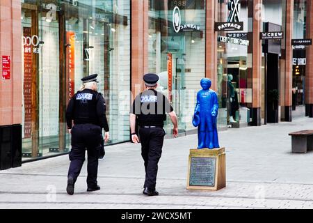 La polizia sembra pattugliare il centro commerciale Princesshay a Exeter Devon, Regno Unito Foto Stock