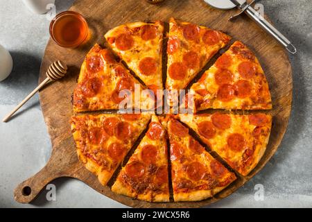 Pizza Pepperoni con miele caldo fatto in casa con formaggio e salsa Foto Stock