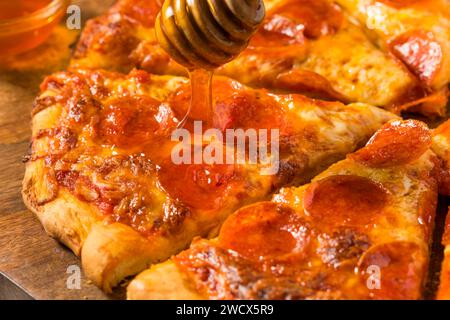 Pizza Pepperoni con miele caldo fatto in casa con formaggio e salsa Foto Stock